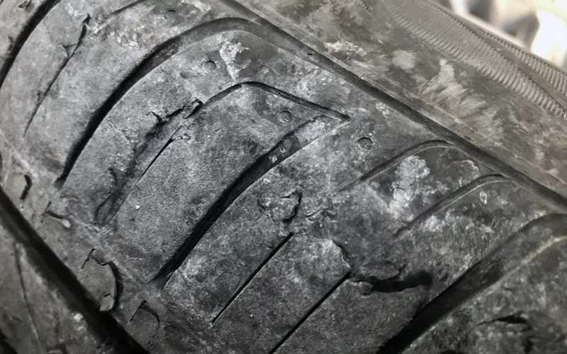 Tyre tread peeling away from the casing